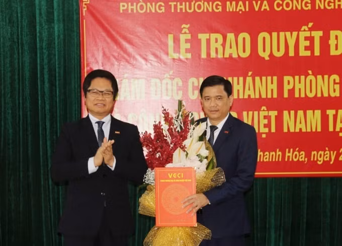 Chủ tịch VCCI Vũ Tiến Lộc trao quyết định bổ nhiệm cho Giám đốc VCCI Thanh Hóa Đỗ Đình Hiệu.