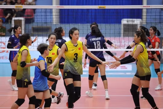 Các tuyển thủ nữ bóng chuyền U23 Việt Nam thi đấu quyết tâm trong trận tranh HCĐ. Ảnh: Báo NLĐ
