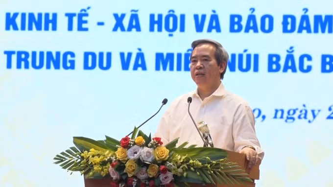 Đồng chí Nguyễn Văn Bình, Ủy viên Bộ Chính trị, Bí thư Trung ương Đảng, Trưởng Ban Kinh tế Trung ương, Trưởng Ban chỉ đạo tổng kết Nghị quyết số 37 của Bộ Chính trị cùng các đồng chí lãnh đạo các Bộ, ngành Trung ương, lãnh đạo Tỉnh ủy, HĐND, UBND tỉnh Phú Thọ dự hội nghị.