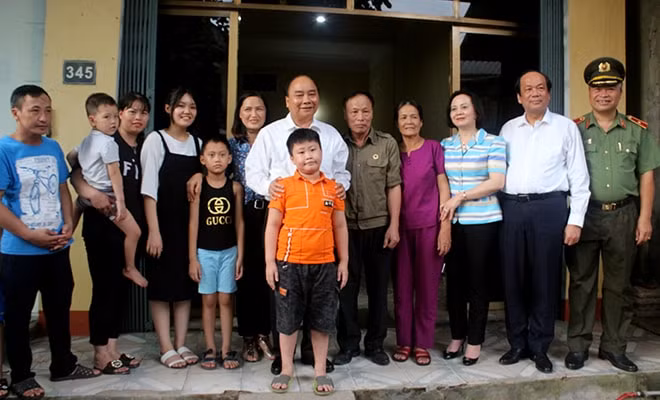 Thủ tướng Nguyễn Xuân Phúc thăm, tặng quà và chụp ảnh lưu niệm cùng gia đình ông Phạm Văn Tín - thương binh hạng 1/4, tại tổ 6, phường Yên Ninh.