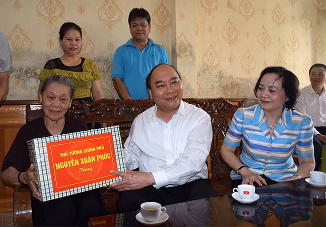 Thủ tướng Nguyễn Xuân Phúc thăm và tặng quà vợ liệt sĩ Đào Thị Ngân - tại tổ 4, phường Đồng Tâm, thành phố Yên Bái.