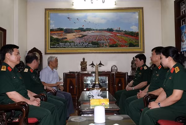 Đại tướng Lương Cường thăm hỏi sức khỏe Thượng tướng Phạm Thanh Ngân. Ảnh BQP