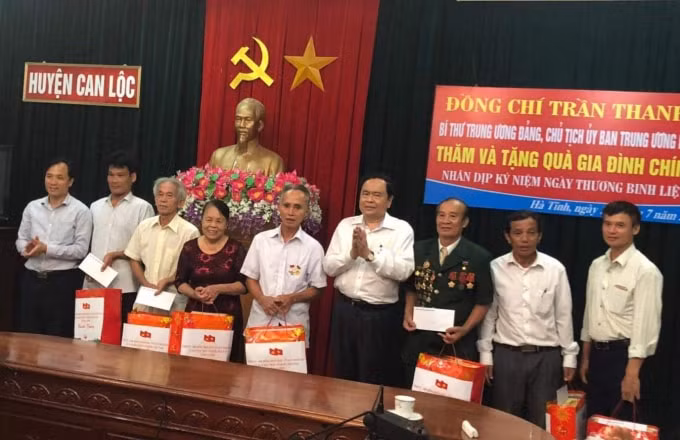 Chủ tịch MTTQ Việt Nam Trần Thanh Mẫn cùng lãnh đạo tỉnh Hà Tĩnh tặng quà cho các anh hùng lực lượng vũ trang, thân nhân 10 nữ TNXP Ngã ba Đồng Lộc.