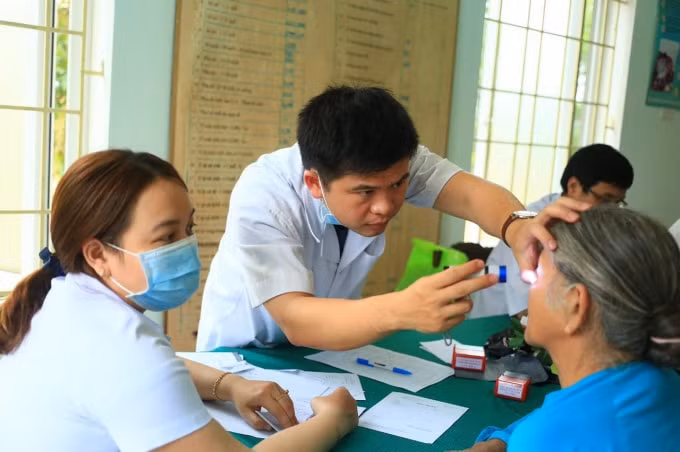 Hội thầy thuốc trẻ tỉnh Thừa Thiên Huế khám bệnh miễn phí cho bà con nhân dân nghèo.