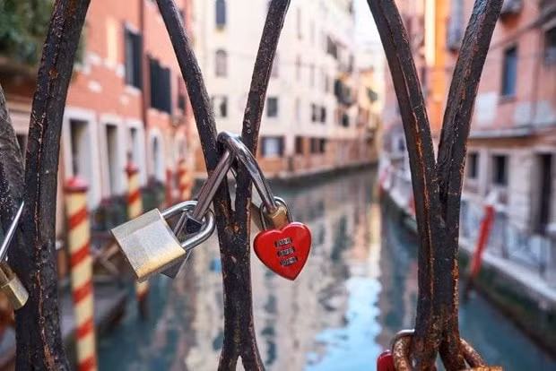 Cấm treo khóa vào các cây cầu ở Venice.