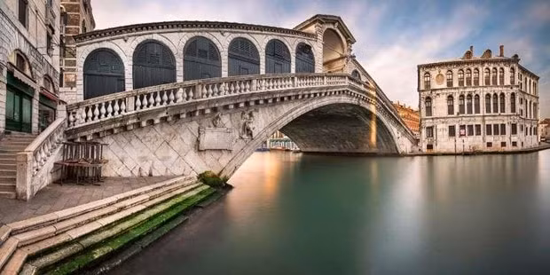 Người dân bị cấm ăn uống ở cầu Rialto.