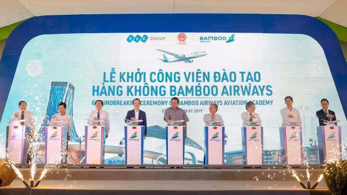 Lãnh đạo các cơ quan ban ngành cùng đại diện lãnh đạo Tập đoàn FLC, Bamboo Airways tiến hành nghi thức gạt cần động thổ dự án Viện đào tạo Hàng không Bamboo Airways.