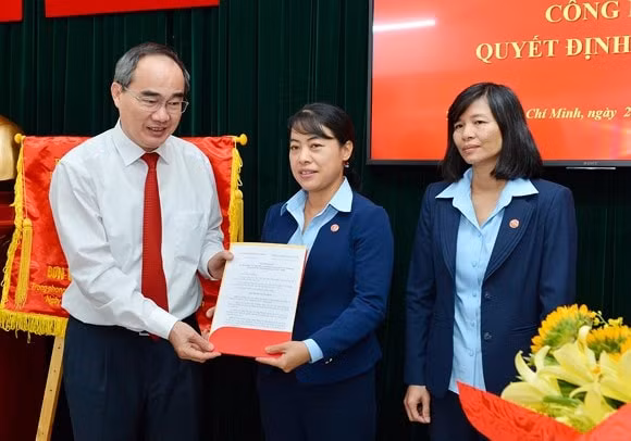 Bí thư Thành ủy TP. HCM Nguyễn Thiện Nhân trao quyết định bổ nhiệm cho bà Nguyễn Thị Phương Mai và Bùi Thị Sáu.