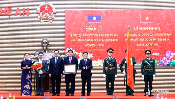 Thừa ủy quyền của Thủ tướng nước CHDCND Lào, đồng chí Xẳn-ty-phạp Phôm-vi-hẳn đã trao Huân chương Lao động hạng Nhất cho tập thể Đảng bộ, chính quyền và nhân dân tỉnh Nghệ An. Ảnh: Báo Nghệ An
