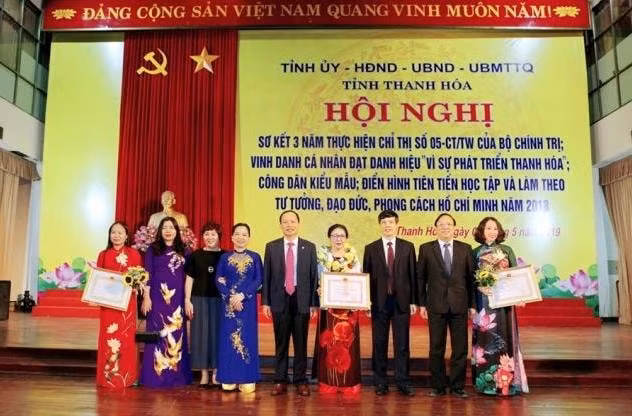 Bà Lê Bích Thắng (giữa) được trao tặng danh hiệu “Vì sự phát triển Thanh Hóa”.