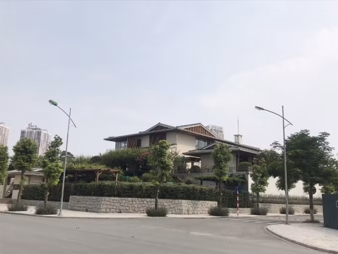 Căn biệt thự tại ô đất ký hiệu K10 đã được UBND TP. Hà Nội chấp thuận chủ trương điều chỉnh quy hoạch kiến trúc từ 2 lô xuống 1 lô, tầng cao công trình 3 tầng.