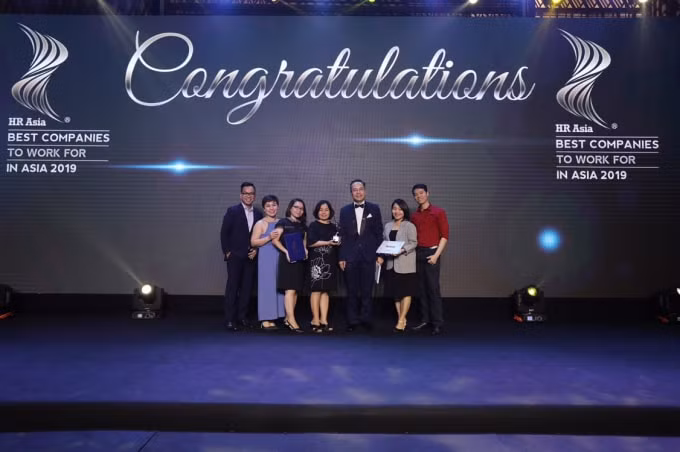 Đại diện Công ty Amway Việt Nam và Ban tổ chức HR Asia Award.