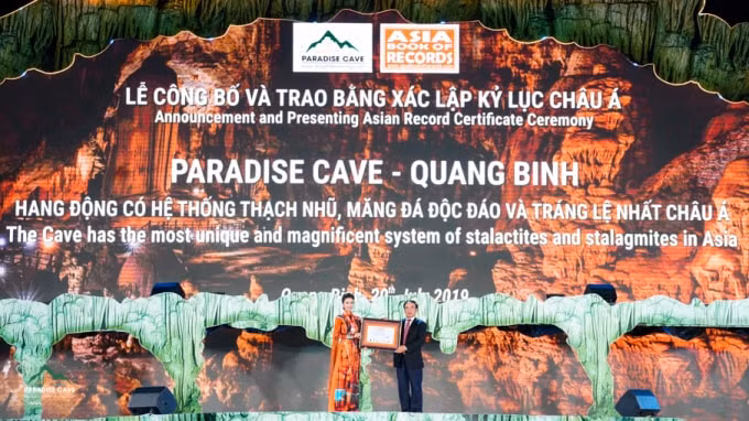 Động Thiên Đường lần nữa được cả thế giới chú ý khi được vinh dự được Hội đồng Kỷ lục Châu Á xác lập kỷ lục là “Hang động có hệ thống thạch nhũ, măng đá độc đáo và tráng lệ nhất Châu Á”. Ảnh: baoquangbinh.vn