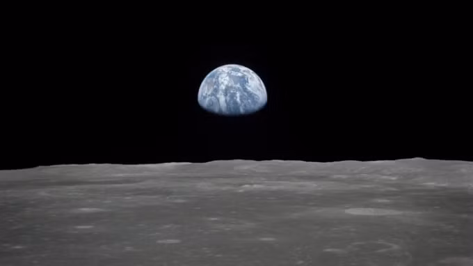 Hình ảnh đầu tiên của Trái đất nhìn từ Mặt trăng. Ảnh: NASA