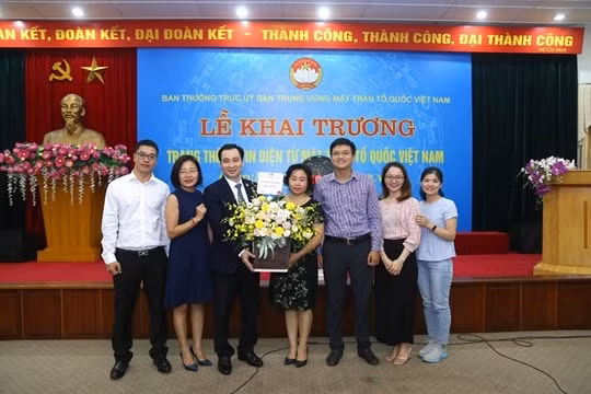 Đại diện các đơn vị, tổ chức chúc mừng đồng chí Vũ Văn Tiến đảm nhiệm thêm cương vị mới.