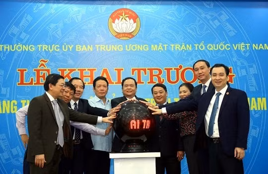 Các đại biểu thực hiện nghi thức bấm nút khai trương Trang thông tin điện tử mới MTTQ Việt Nam.