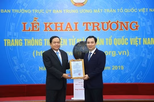 Chủ tịch UBTƯ MTTQ Việt Nam Trần Thanh Mẫn trao quyết định bổ nhiệm Trưởng ban Biên tập Trang thông tin điện tử MTTQ Việt Nam cho ông Vũ Văn Tiến.