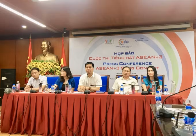 Các đại biểu tham dự và chủ trì buổi Họp báo. Ảnh: Hoàng Huy