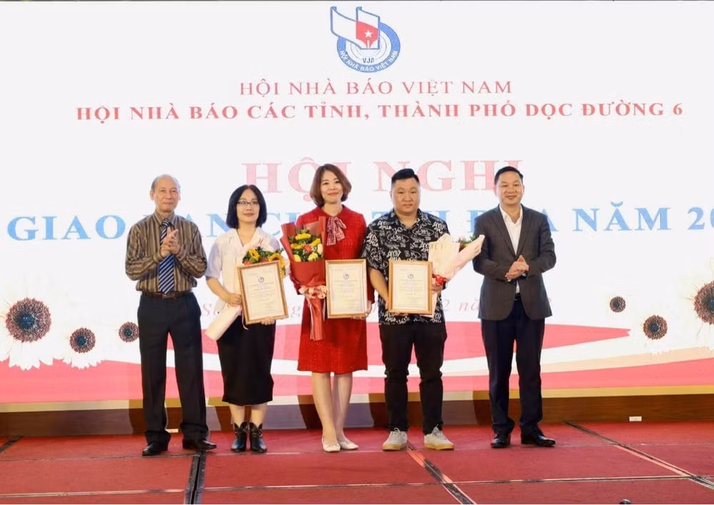 hoa binh dang cai giao ban cum thi dua hoi nha bao doc quoc lo 6 nam 2023 hinh 1