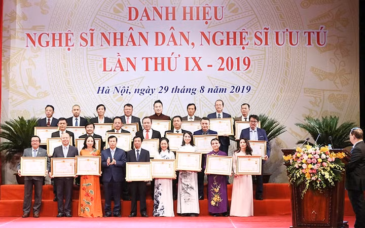 lap hoi dong cap nha nuoc xet tang danh hieu nghe si nhan dan nghe si uu tu lan thu 10 hinh 1
