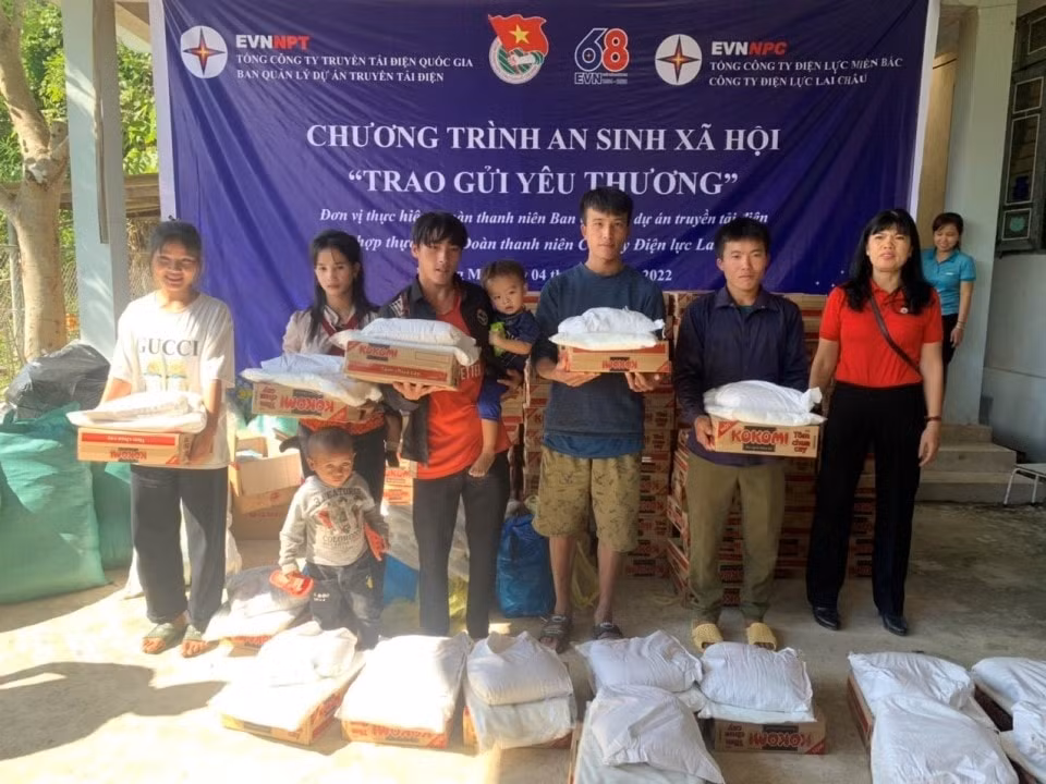 tuoi tre nganh dien trao gui yeu thuong den cac ho ngheo hoc sinh ngheo vuot kho tai lai chau hinh 1