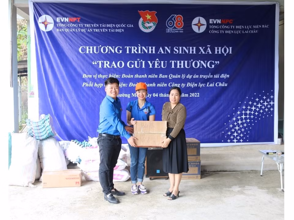 tuoi tre nganh dien trao gui yeu thuong den cac ho ngheo hoc sinh ngheo vuot kho tai lai chau hinh 3