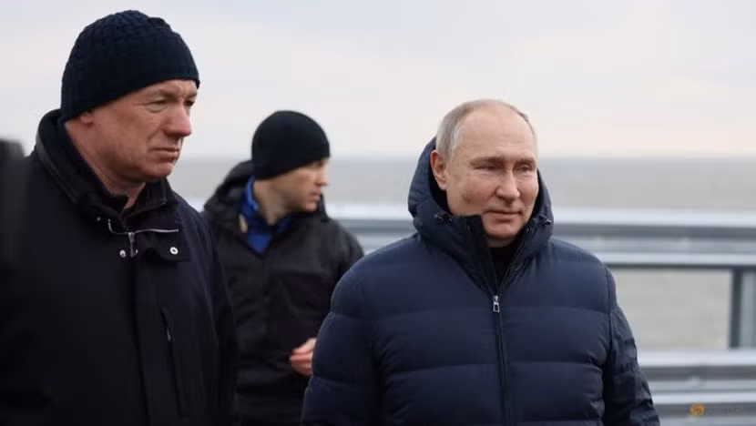 tong thong putin tu lai xe qua cau crimea hinh 1