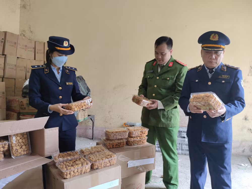 lao cai phat hien gan 1500 hop mi tom chien an lien khong ro nguon goc xuat xu hinh 1