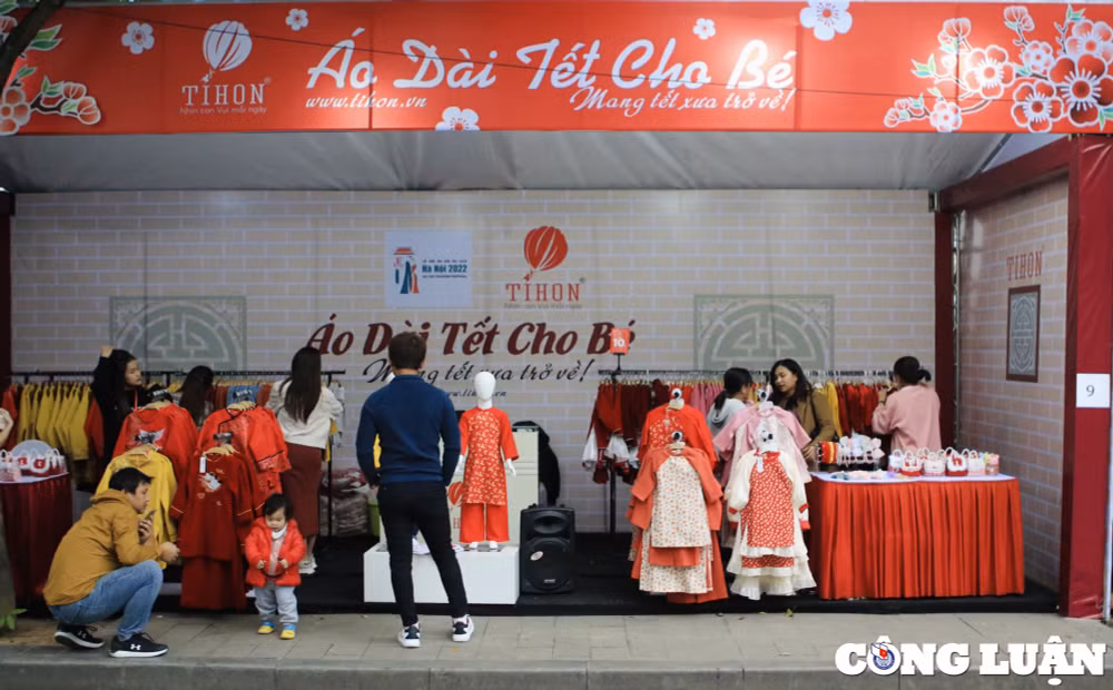nhon nhip nguoi dan mua sam ao dai truyen thong tai pho di bo ho guom hinh 4