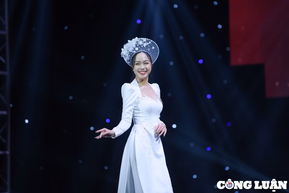ha noi ngam nhin cac thi sinh tai sac phuong dong trong dem chung ket hinh 5