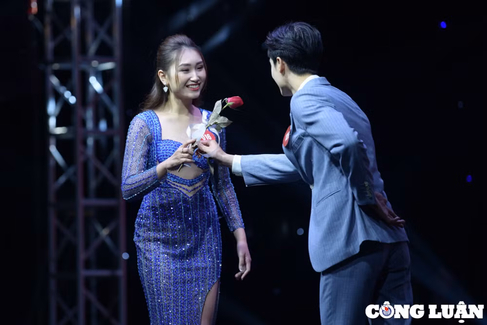 ha noi ngam nhin cac thi sinh tai sac phuong dong trong dem chung ket hinh 10