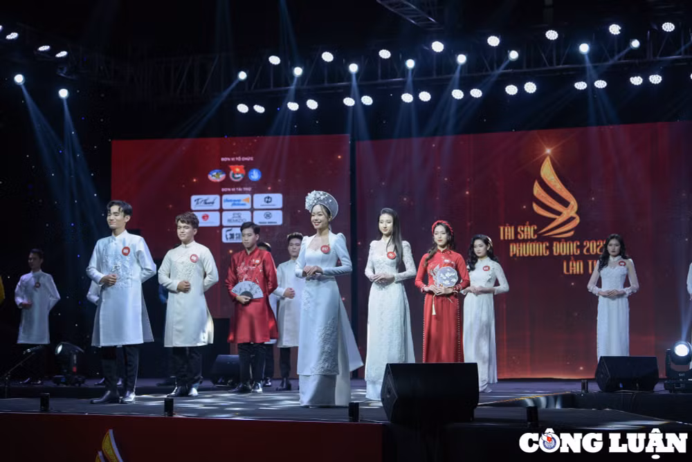 ha noi ngam nhin cac thi sinh tai sac phuong dong trong dem chung ket hinh 1