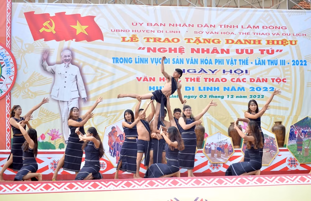 ngay hoi van hoa cac dan toc huyen di linh va trao tang danh hieu nghe nhan uu tu hinh 1