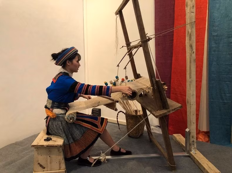 trinh dien nghe thuat det truyen thong cac dan toc hmong thai chau ma hinh 3