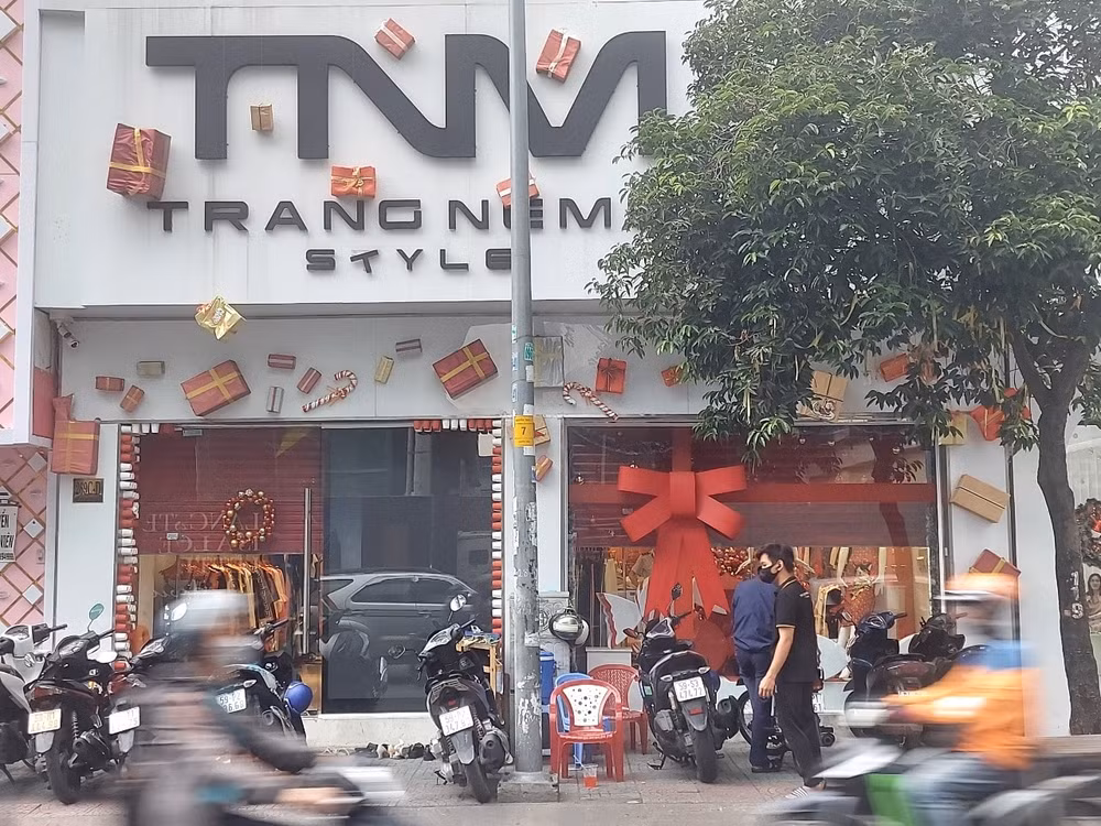 cua hang trang nemo bi kiem tra hang loat tui vi nhan gucci louis vuition deu co dau hieu la hang gia hinh 1