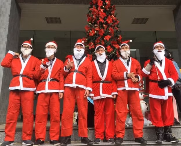 dich vu ong gia noel toi tan nha tang qua hut khach mua giang sinh hinh 1