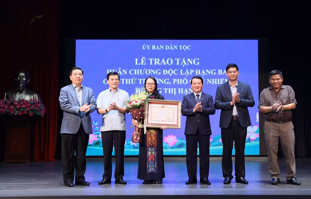 trao huan chuong doc lap hang ba va quyet dinh nghi huu cho thu truong pho chu nhiem ubdt hoang thi hanh hinh 2