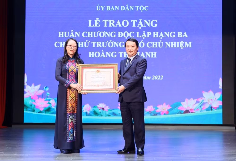 trao huan chuong doc lap hang ba va quyet dinh nghi huu cho thu truong pho chu nhiem ubdt hoang thi hanh hinh 1