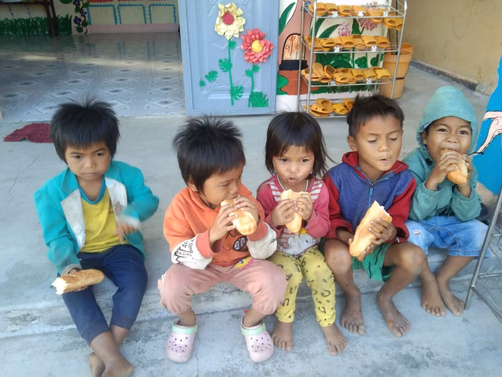 gia lai tu banh mi 0 dong giup hoc sinh vung kho lap day chiec bung doi hinh 2