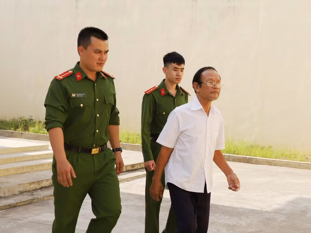 cuong doat 50 trieu dong cua can bo xa bang thu doan dung don to cao hinh 1