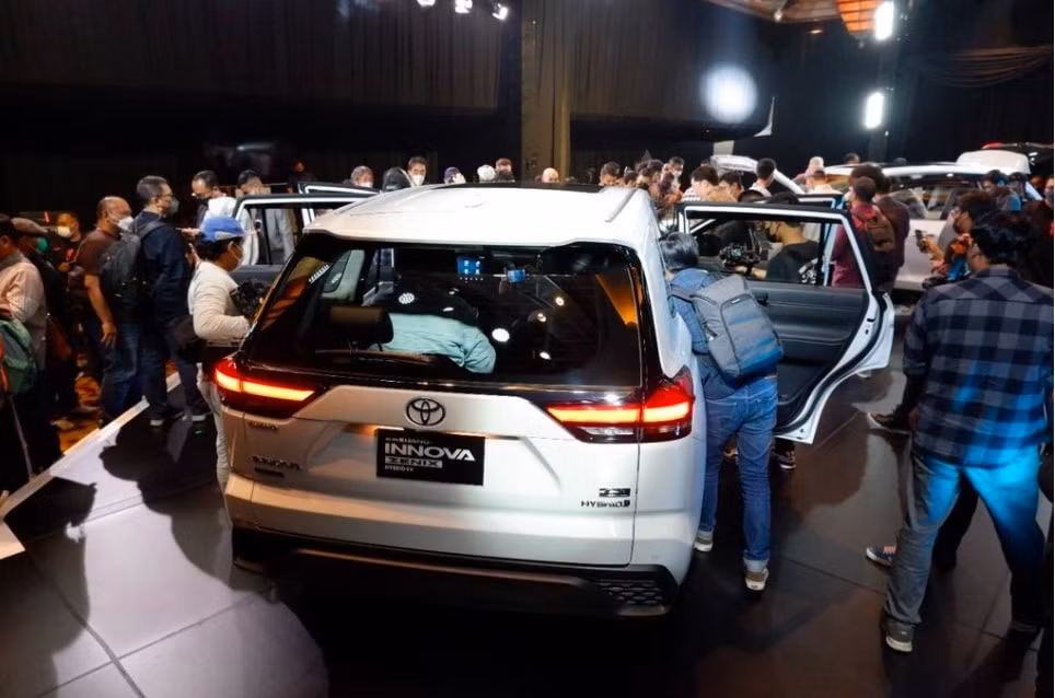 nguoi dung indonesia phai cho nua nam de nhan toyota innova 2023 hinh 2