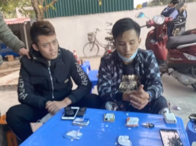bat giu 2 doi tuong tang tru mua ban thong tin tai khoan ngan hang hinh 1