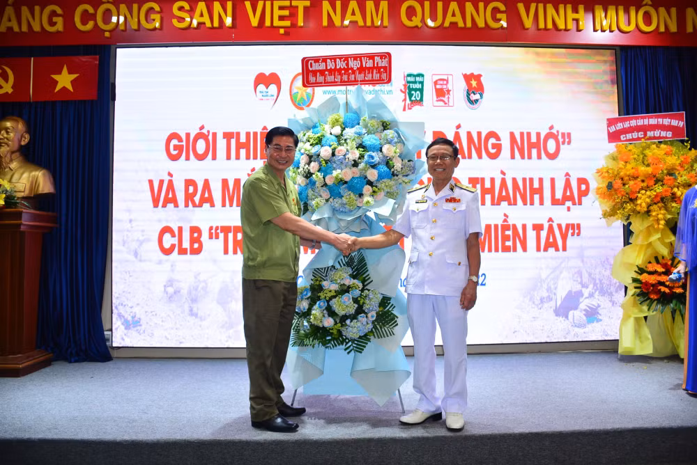 ra mat sach anh phut giay dang nho va thanh lap clb trai tim nguoi linh mien tay hinh 5