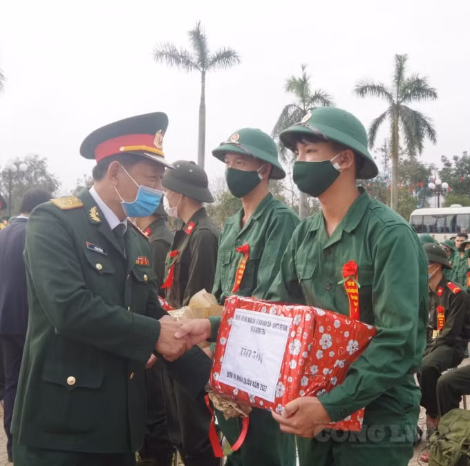 Lãnh đạo Bộ Chỉ huy Quân sự tỉnh tặng quà và động viên các tân binh.