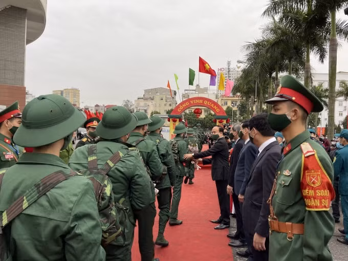Các Tân binh Quận Ba Đình lên đường nhật mũ. Ảnh: Thuỷ Tiên