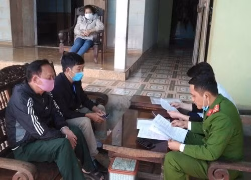 Lực lượng chức năng lập biên bản sự việc. (Ảnh: VOV)