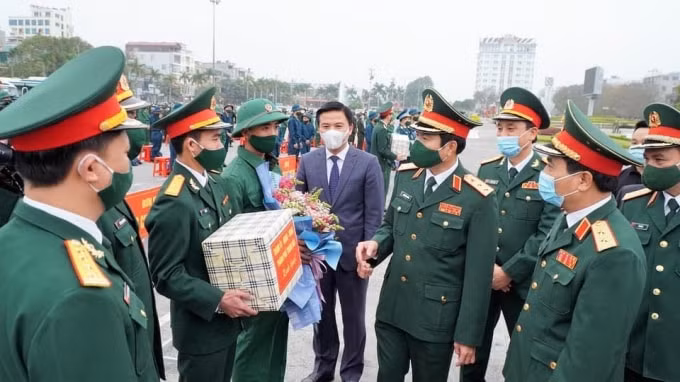 Lãnh đạo Bộ Quốc phòng, Quân khu IV và tỉnh Thanh Hóa động viên các tân binh lên đường nhập ngũ. Ảnh: KT