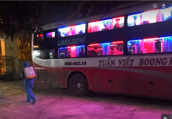 Lực lượng chức năng kiểm tra và phun khử khuẩn xe khách chở 7 người Trung Quốc. Ảnh: nld.vn