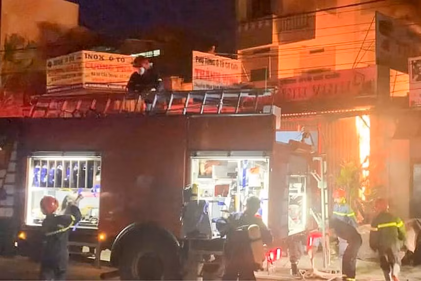 Cảnh sát Phòng cháy chữ cháy tiến hành giải cứu cha con ông Vinh. Ảnh: Zingnews.vn