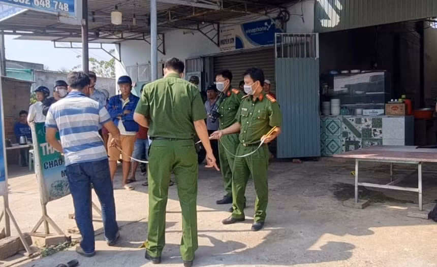 Cảnh sát khám nghiệm hiện trường vụ án. Ảnh: vtc.vn